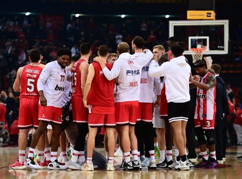 Το τρίποντο πάρτι του Ολυμπιακού και η αποθέωση στον ΜακΚίσικ (vid)