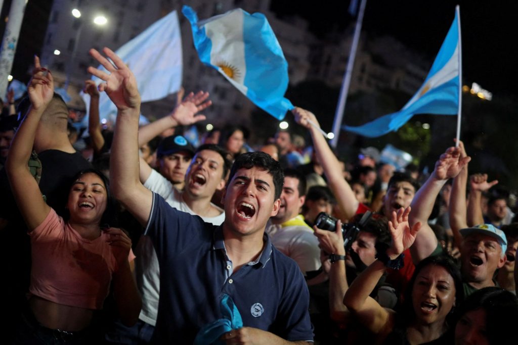 Η παγκόσμια ακροδεξιά πανηγυρίζει για τον νέο πρόεδρο της Αργεντινής
