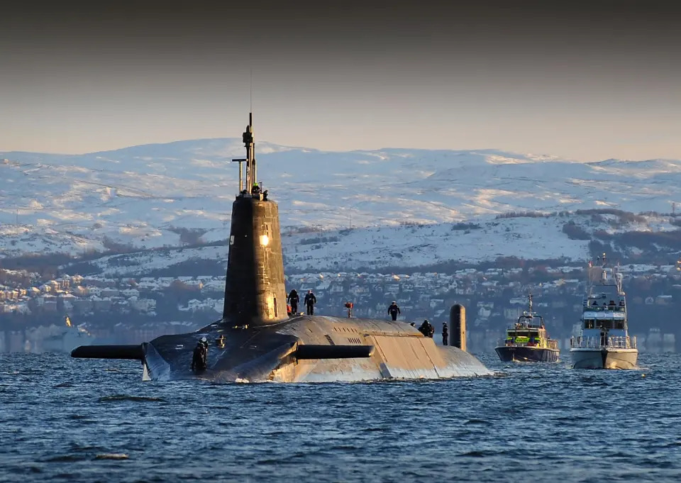 Χάος στον Ατλαντικό: Πώς ένα βρετανικό πυρηνικό υποβρύχιο σώθηκε στο παραπέντε
