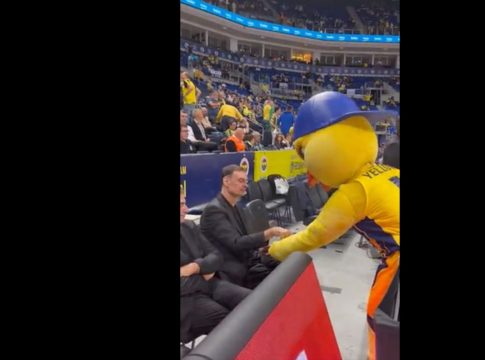 Η όμορφη κίνηση της μασκότ της Φενέρ προς τον Γιώργο Μπαρτζώκα (vid)