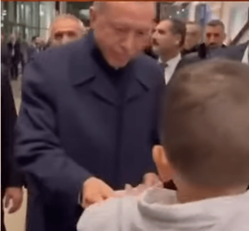 Ταγίπ Ερντογάν: Έδωσε χαρτζιλίκι σε παιδιά Τούρκων στη Γερμανία (vids)