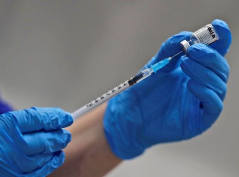 Πεθαίνουν σχεδόν 50 ασθενείς από Covid-19 κάθε εβδομάδα – Ποιοι πρέπει να εμβολιαστούν