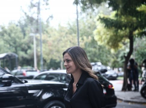 Ξεκουράστηκε η Έφη Αχτσιόγλου και συνασπίστηκε με τους υβριστές της Ομπρέλας