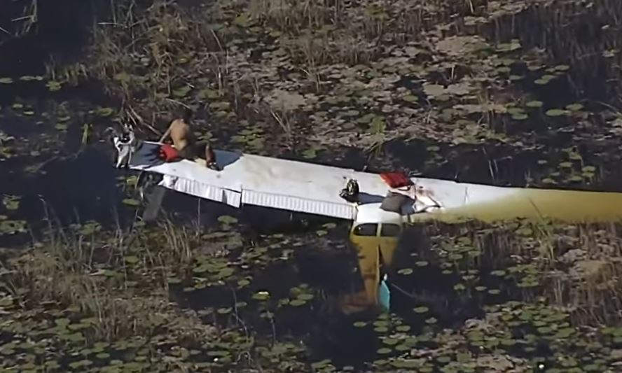 Δραματικές ώρες για πιλότο: Έπεσε το αεροπλάνο και πέρασε 9 ώρες στο φτερό για… να γλιτώσει από αλιγάτορες