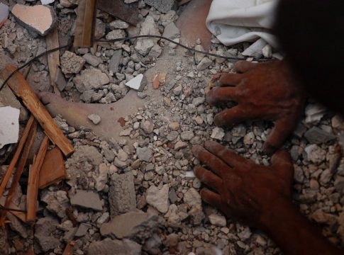 Στη Γάζα κάθε δέκα λεπτά ένα παιδί σκοτώνεται – «Βομβάρδισαν τους αγγέλους μου και τους σκότωσαν»