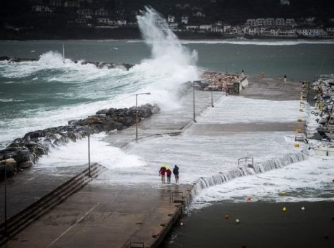 Καιρός: Θυελλώδεις άνεμοι, ισχυρές καταιγίδες και βροχόπτωση κατηγορίας 4