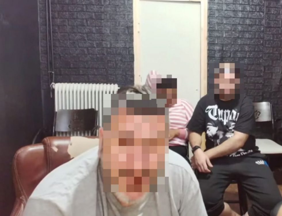 Σοκαριστικά στιγμιότυπα από τη δράση του 42χρονου στο Κερατσίνι – Πόσο τον πλήρωναν για να βασανίζει ΑμεΑ σε ζωντανή σύνδεση