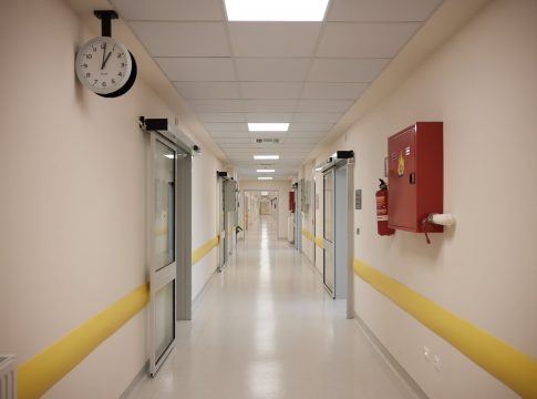 Στην πρώτη γραμμή στην πανδημία, παρίες στην «κανονικότητα»