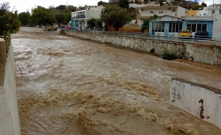 Η κακοκαιρία δείχνει τα «δόντια» της στη Ρόδο – Πλημμύρες, κατολισθήσεις και καθυστερήσεις πτήσεων στο νησί