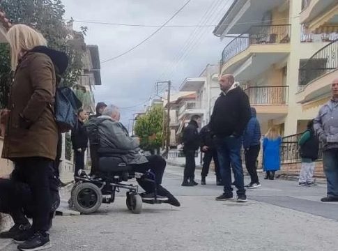 Ξαναπέταξαν στο δρόμο τα fund τον 82χρονο ανάπηρο από την Χαλκιδική
