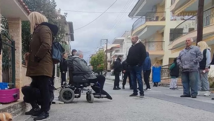 Ξαναπέταξαν στο δρόμο τα fund τον 82χρονο ανάπηρο από την Χαλκιδική