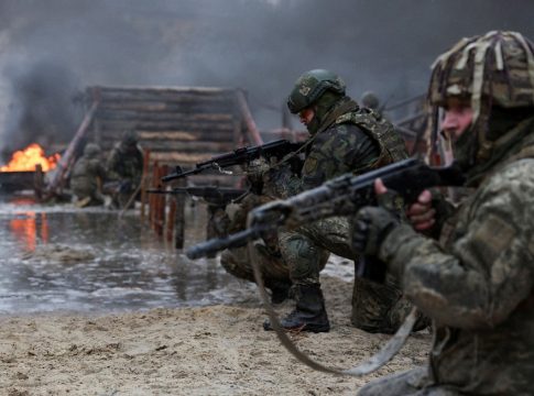 Πολλά όπλα, λίγοι στρατιώτες; Για την Ουκρανία, μια νέα «σπαζοκεφαλιά»