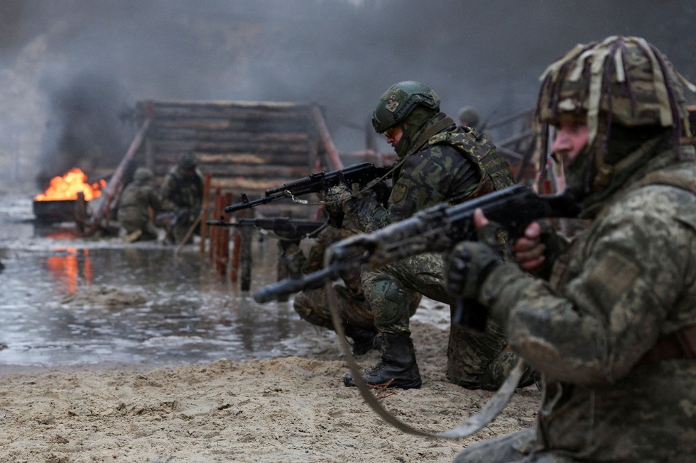 Πολλά όπλα, λίγοι στρατιώτες; Για την Ουκρανία, μια νέα «σπαζοκεφαλιά»