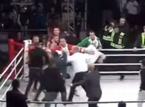Αδιανόητες καταστάσεις: Αλβανοί θεατές εισέβαλαν στο ρινγκ και πλάκωσαν πυγμάχο (vid)