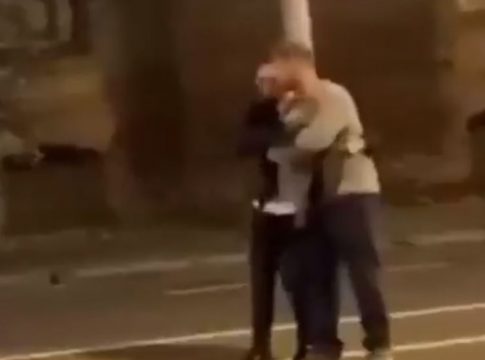Απίστευτο βίντεο: «Λιάρδα» ο Μπράμπετς δεν βλέπει μπροστά του και παραπατάει στη μέση του δρόμου