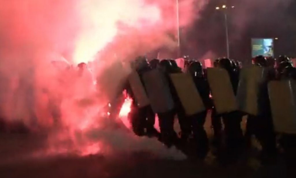 Χαμός στη Σόφια – Επεισόδια μεταξύ οπαδών και αστυνομικών (vids)