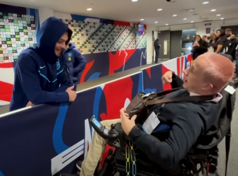 Ο Γκρίλις σταμάτησε να μιλήσει σε οπαδό της Αγγλίας σε αναπηρικό αμαξίδιο (vid)