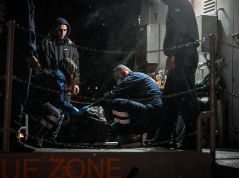 Ναυάγιο στη Λέσβο: Συγκλονιστικές εικόνες – Η διάσωση του Αιγύπτιου και η μεταφορά της σορού