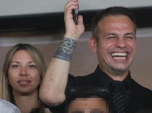 Full in love ο Ντέμης Νικολαΐδης: Η γοητευτική σύντροφός του, Αλεξάνδρα Νικολαΐδου βλέπει την εκπομπή του και τον θαυμάζει (photo)