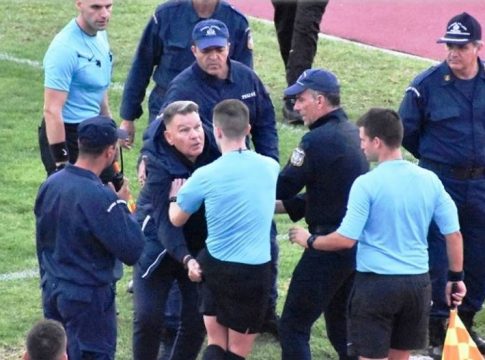 Ο Κούγιας επιχείρησε να… γδύσει διαιτητή (vid)
