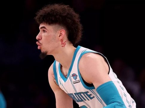 Σε κόντρα ΛαΜέλο Μπολ και NBA για ένα… τατουάζ (pic)