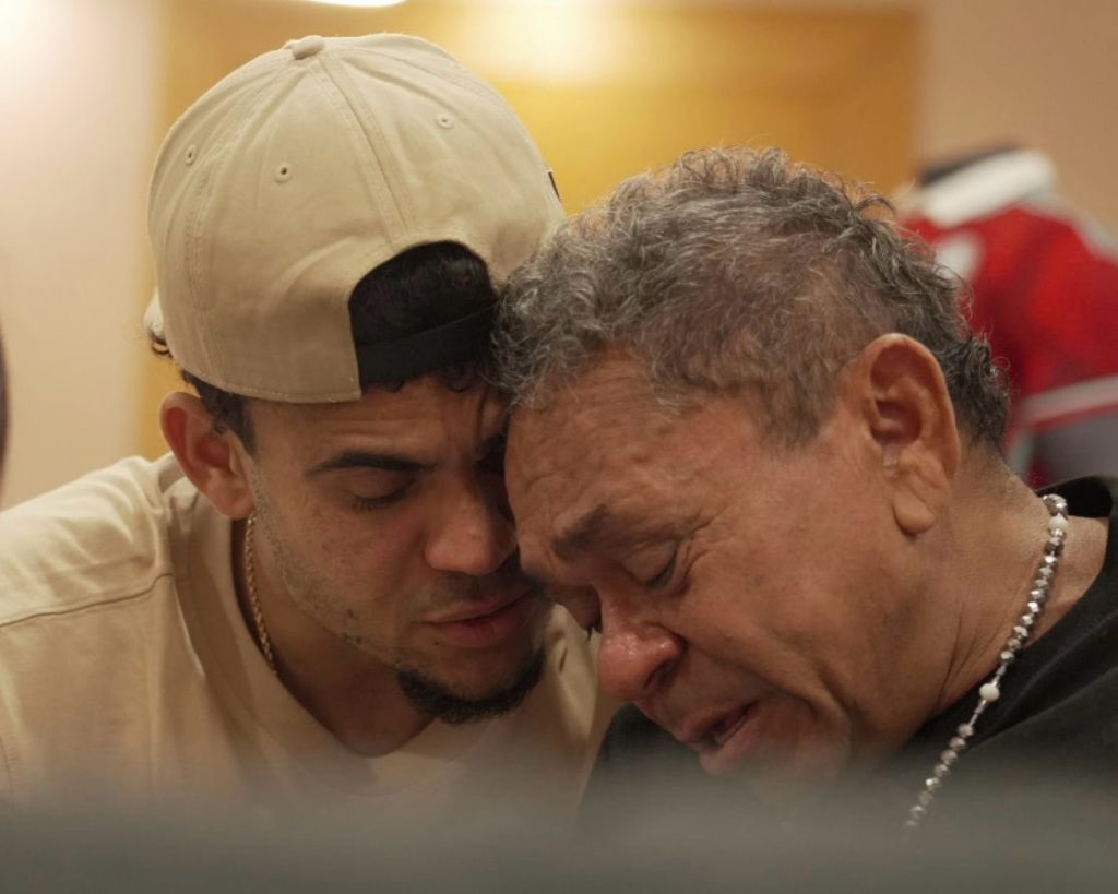 H συγκινητική στιγμή της επανένωσης του Λουίς Ντίας με τον πατέρα του μετά την απαγωγή του (pics)