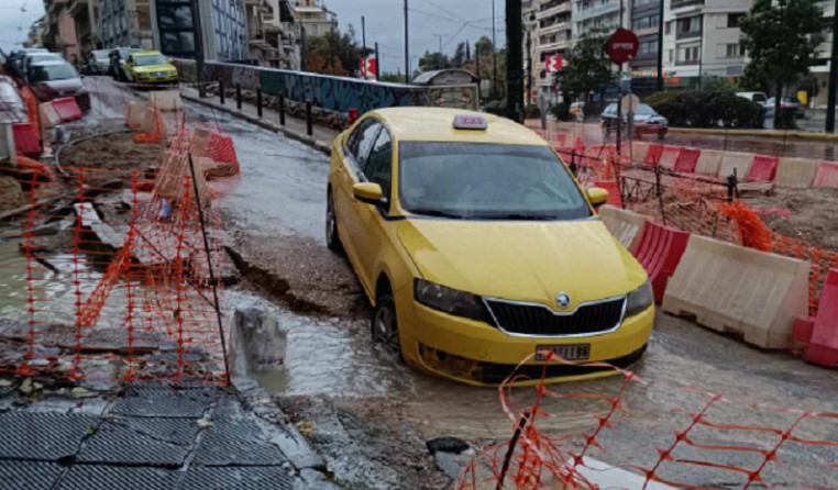 Κακοκαιρία: Οδόστρωμα στη Λ. Αλεξάνδρας «κατάπιε» ταξί λόγω ισχυρής βροχόπτωσης – «Πρόλαβα και βγήκα»