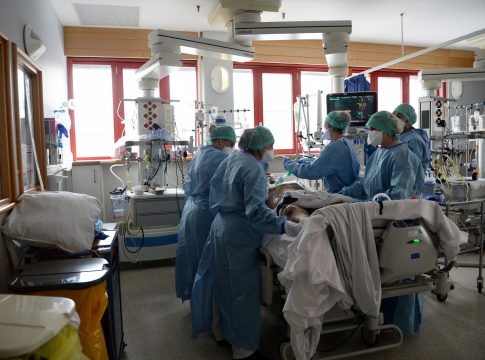 Σχεδόν 1.500 εισαγωγές ασθενών Covid σε μια εβδομάδα – Πού αυξήθηκε το ιικό φορτίο