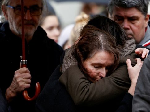 Μακελειό στην Πράγα: Ο 24χρονος κουβαλούσε όπλα σε θήκη κιθάρας – Κατά τύχη γλίτωσε η μητέρα του