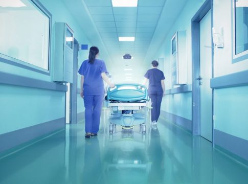 Ξανά σε καταστολή η 17χρονη που υπέστη αλλεργικό σοκ – Παρουσίασε απότομη επιδείνωση