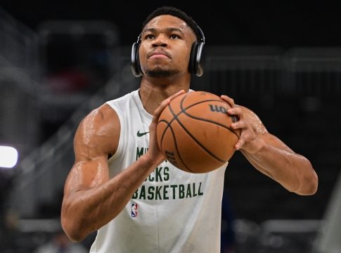 Μπράστ: «Μόνο ο Αντετοκούνμπο έχει βάσιμες ελπίδες να σπάσει το ρεκόρ του Τσάμπερλεϊν με τους 100 πόντους»