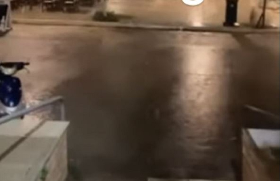 Κατακλυσμός στην Εύβοια – Πλημμύρισαν οι δρόμοι