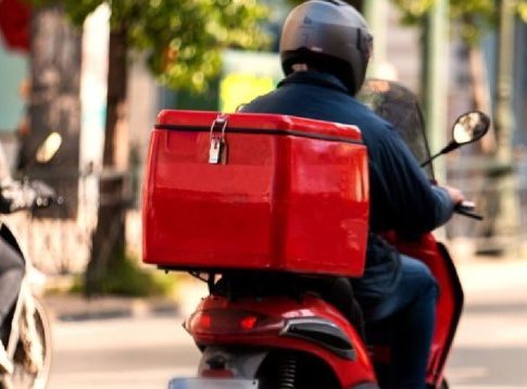 ΣYΡIZA: «Στο βωμό της πλατφόρμας θυσιάζει τους εργαζόμενους η κυβέρνηση Μητσοτάκη»
