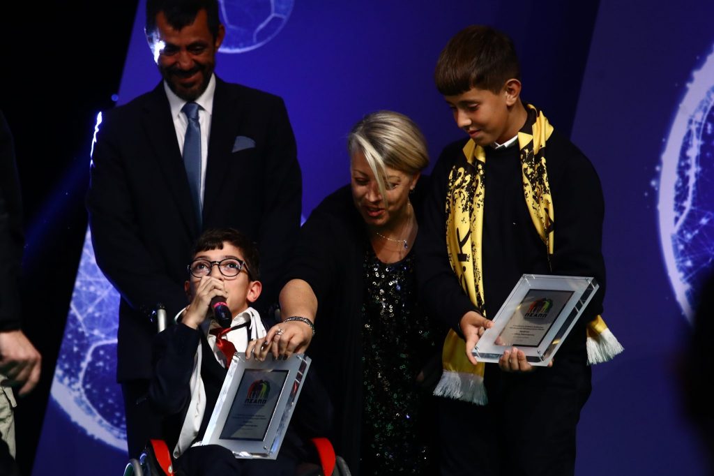 Ο μικρός Γιαννάκης ανακηρύσσεται «Πρεσβευτής Φιλίας» του ΠΣΑΤ και τιμάται στην «Γιορτή των Κορυφαίων»