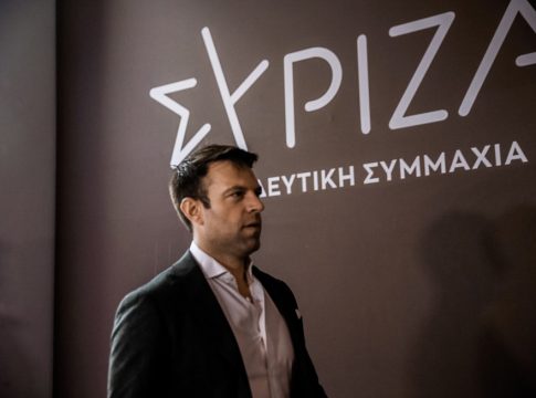 «Καλωσήρθε το δολάριο» – Ο Κασσελάκης δανείζει τον ΣΥΡΙΖΑ για να πληρώσει υποχρεώσεις