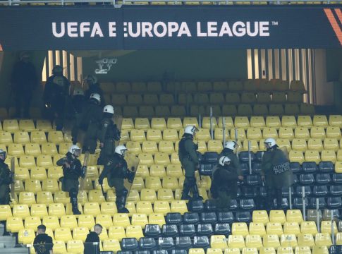 Οι οπαδοί της Μπράιτον δέχθηκαν καπνογόνα από τους αστυνομικούς (vids)