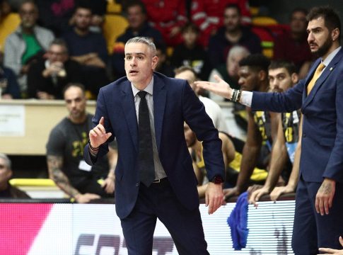 Καστρίτης: «Κλείνουμε τα αυτιά μας στην αμφισβήτηση»