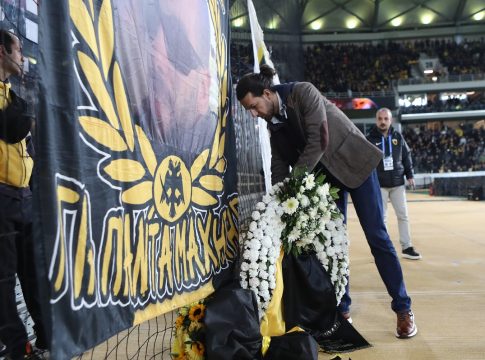 ΑΕΚ: Αντιπροσωπεία του Άρη κατέθεσε στεφάνι για τον Μιχάλη Κατσούρη (pics & vid)