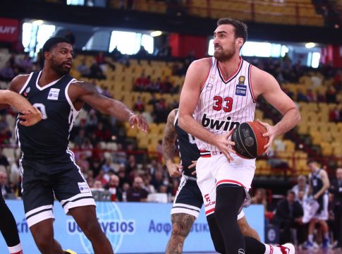 Ο Μιλουτίνοφ σκόραρε στην εκπνοή του χρόνου με σουτ πίσω από την μπασκέτα (vid)!