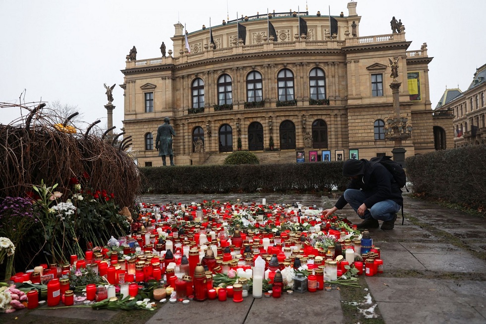 Πράγα: Τέσσερις συλλήψεις επίδοξων μιμητών του μακελάρη – Φόβοι για τη φίλη του δράστη που δεν έχει συλληφθεί