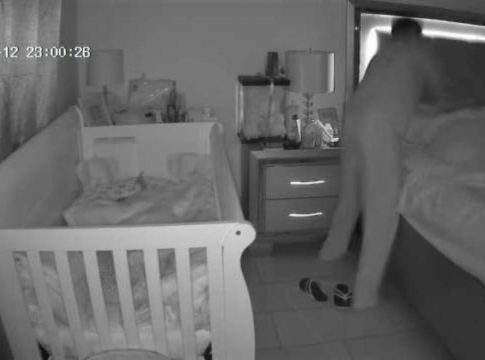 Φρικιαστικές εικόνες – 13χρονος μαχαίρωσε τη μητέρα του στο κρεβάτι της και μετά έβγαλε selfie