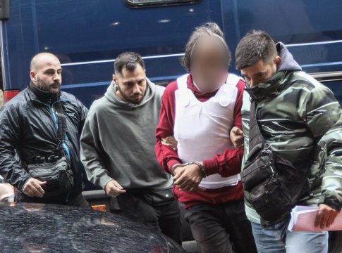 Γυναικοκτονία στη Σαλαμίνα: Πήρε προθεσμία ο δολοφόνος της 43χρονης – Κανείς δικηγόρος δεν τον αναλαμβάνει (pics)