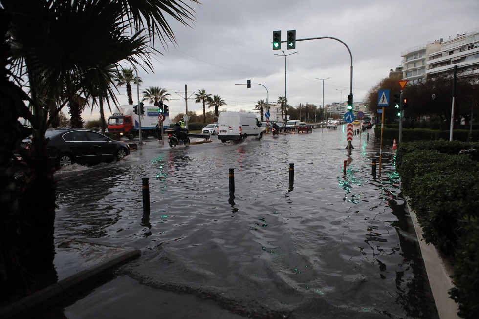 Κακοκαιρία: Αποκαταστάθηκε η κυκλοφορία στη Λ. Ποσειδώνος μετά τις πλημμύρες