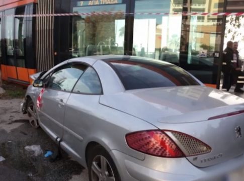 Σύγκρουση ΙΧ με τραμ στο Π. Φάληρο – Μία γυναίκα νεκρή