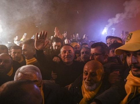 Πρωτοφανής αποθέωση για τον πρόεδρο της Ανκαραγκουτσού που ξυλοκόπησε διαιτητή από τους οπαδούς της ομάδας (pics, vid)