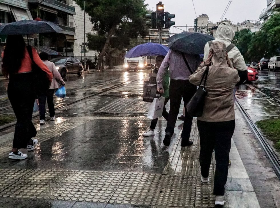 Καιρός: Έντονες βροχοπτώσεις τις επόμενες ώρες και καταιγίδες τη νύχτα στην Αττική