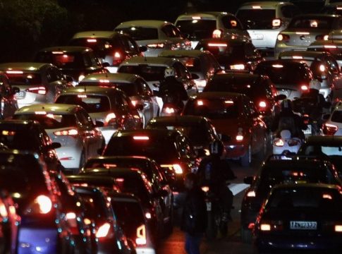 Επιστρέφουν οι εκδρομείς των Χριστουγέννων – Ουρές αυτοκινήτων στις εθνικές οδούς