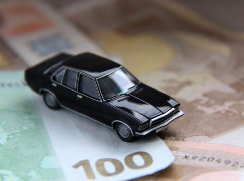Κατάθεση πινακίδων: Ποιοι πρέπει να επισκεφθούν την Εφορία μέχρι τέλος Δεκεμβρίου