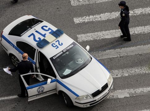 Ο 71χρονος σκότωσε την 43χρονη και πήγε για καφέ με φίλους του στο Κερατσίνι
