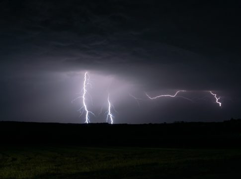Βραζιλία: Ποδοσφαιριστής σκοτώθηκε από κεραυνό κατά τη διάρκεια αγώνα – Τραυματίστηκαν άλλοι έξι